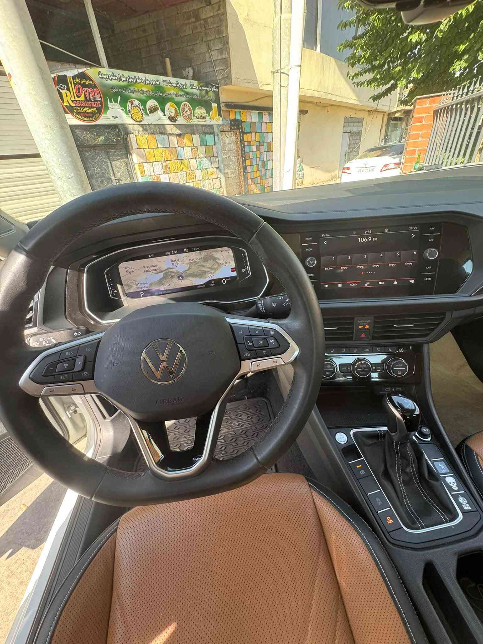 Volkswagen Jetta 2024 Sel premium
11 هەزار مایل ڕۆیوە 
بۆنید و جملغ سایەق بۆیاخە بئ ناو بئ ارباگ 
پێشو پشت بیلادی 
ناو قەیسی 
ژمارە کاتی ٣ مانگی لەگەڵە 
گێڕو مەکینەو کارەبایی بە شەرت 
رقم شاصی 3VWGM7BU3RM076377
گەر مشتەریت نامە بنێرە یان تەلەفون بکە 
***********
***********
