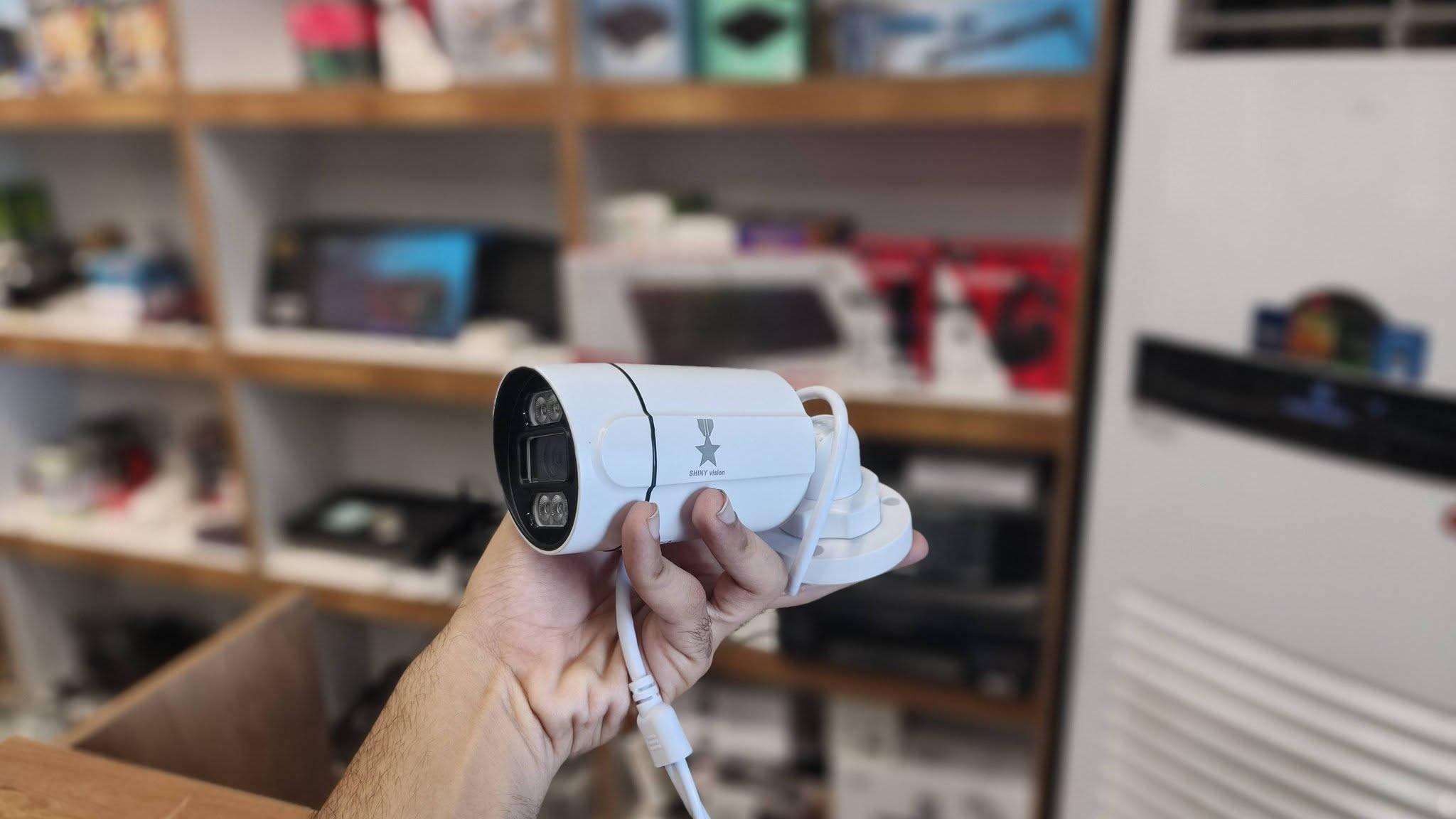 كامرات مراقبة: SHINY vision
الدقة (Resolution):
​الكاميرات بدقة 5 ميجابكسل (5MP Ultra HD).
​جهاز التسجيل يدعم العرض والتسجيل بدقة 4K NVR.
​تقنية الاتصال (PoE): تعمل بنظام Power over Ethernet (PoE)، مما يعني أن كبل الشبكة ينقل الطاقة والصورة في نفس الوقت دون الحاجة لمصادر طاقة منفصلة لكل كاميرا.
​تقنية الضغط (Video Compression): H.265 لتقليل حجم التخزين واستغلال مساحة الهاردسك بأعلى كفاءة مع الحفاظ على جودة الفيديو.
​الرؤية الليلية: مجهزة بإضاءة LED ومصابيح أشعة تحت الحمراء (Infrared / Dual-light) للرؤية الليلية الواضحة.
​الميزات الذكية:
​Face Detection: كشف وتحديد الوجوه.
​Human Detection: التمييز بين حركة البشر والأجسام الأخرى لتفادي الإنذارات الكاذبة.
​Two-way Audio: دعم الصوت باتجاهين (تحدث واستماع عبر الكاميرا/التطبيق).
​المراقبة عن بُعد: يدعم المراقبة عبر تطبيقات الهواتف الذكية (iOS / Android) وأجهزة الكمبيوتر والمتصفحات (Web/IE Browser).
​المنافذ والمخرجات:
​مخرج HDMI بدقة تصل إلى 4K.
​مخرج VGA بدقة تصل إلى 1920x1080.
​منافذ USB للتصدير والتحكم بالماوس.
​محتويات الصندوق (حسب الصور):
​جهاز تسجيل شبكي (NVR): باللون الأسود مزود بمنافذ PoE.
​كاميرات مراقبة خارجية (Bullet Cameras): عدد 4 كاميرات بدقة 5MP مقاومة للعوامل الجوية.
​كابلات شبكة جاهزة (Ethernet Cables): 4 لِفات كابلات توصيل الكاميرات بالجهاز.
​ملحقات إضافية: صندوق ملحقات (محول الطاقة، الماوس، وغيرها من الملحقات التشغيلية).
​الأبعاد:
​طول جسم الكاميرا التقريبي (مع القاعدة): حوالي 16 - 17 سم.

للاستفسار : *********** 
السعر :235 وبيه مجال للشراي
