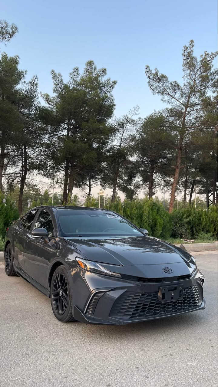 سڵاوتان لێبێت ئازیزان کامری مۆدێل 2025 مواسەفات LE سەیارەکە تەنها 22,000 mile ڕۆشتووە بێ بۆیاخ تەنها ٢ پارچەی گۆڕاوە بە بیلاد گێڕ و مەکینەی بەشەرت سەیارەکە ڕەقەم کاتییە 
مواسەفات :

بزوێنەر و هێز: بزوێنەری ۲.٥ لیتر (٤ سلیندەر) + سیستەمی هایبرید بەهێزی ۲۲٥ ئەسپ.
 گێڕ: گێڕی ئۆتۆماتیک (eCVT) زۆر نەرم و ئابووری.
 سەرفکردنی بەنزین: زۆر ئابوورییە و لە ڕیزبەندە هەرە باشەکانی ژینگەیی و ئابوورییە.
 دیزاینی دەرەوە:
 شێوەی وەرزشی (SE)
 تایەی سپۆڕت و جەنتای کڕۆم/ڕەش
 لایتی پێشەوە و دوای LED بە دیزاینی نوێ
 دیزاینی ناوەوە و ئاسوودەیی:
 کوشن نیوە چەرم (SofTex) بە دیزاینی وەرزشی
 سوکانی چەرم و ئامێری بەڕێوەبردنی گێڕ لەسەر سوکان (Paddle Shifters)
 سیستەمی فێنککردنەوە و گەرمکردنەوەی ئۆتۆماتیکی
 تەکنەلۆژیا و شاشە:
 شاشەی گەورەی تۆچ بە پشتیوانی Apple CarPlay و Android Auto بەبێ وایەر
 شەحنکردنەوەی وایەرلێس (Wireless Charging)
 سیستەمی دەنگی پێشکەوتوو
 سیستەمی سەلامەتی (Toyota Safety Sense 3.0):
 ڕادار و ڕاگرتنی ئۆتۆماتیکی لە کاتی مەترسیدا (Pre-Collision System)
 سیستەمی پاراستنی هێڵ و هۆشیارکردنەوە (Lane Departure Alert)
 ڕاداری دیاریکردنی دووری لە ئۆتۆمبێلی پێشەوە (Adaptive Cruise Control)
 ئاگادارکردنەوەی خاڵی کوێر (Blind Spot Monitor)
نرخی 240 وەرەقەو مەجال
ژمارەی مۆبایل : ***********
whatsApp&Viber✅ السليمانية, العراق
