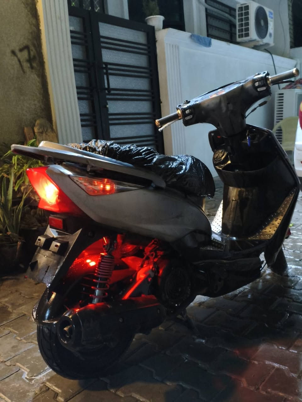 السلام عليكم 
دراجه محرك نضيف مبيهه تبخير ولا شويه 
🏍دراجه شللعه تخبل ومعدل كلش حلو  
📍دراجه نضيفه كلش بس كفرات تعبانه يرادلهن 📍تبديلل وترجع لدراجه بلاديه وتنقيص مابيهه 
🔌دراجه كهريايات شغاله سلف شاير مثلل ما موضح 
📞لي شراي خلي يتصل عله هاذ لرقم *********** بي 
وتساب فقط 📲
مكاني بغداد الكريعات
