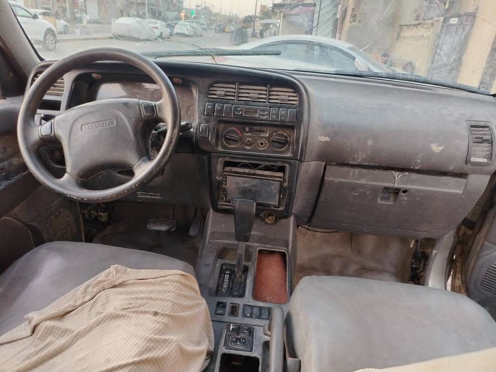 سلام عليكم سياره ازوزا موديل 2002كير مكينه خير من لله
 تبريد مايشتغل حدادة نص عمر سياره مصفره غرامات تحويل ثاني  السعر ٣٥  مكان السياره. بصره حي الحسين رقم لهاتف *********** بدرا, واسط

