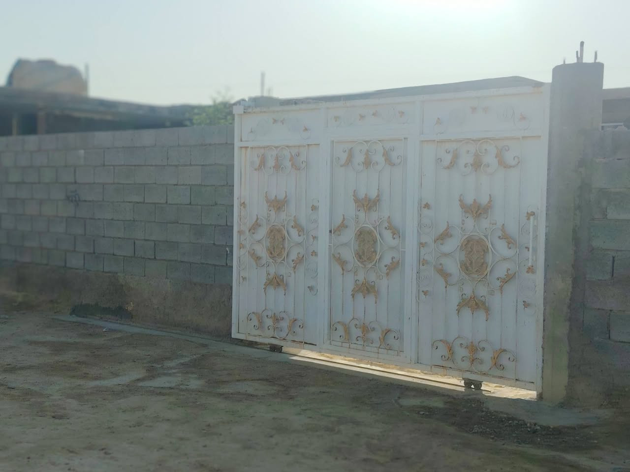 السلام عليكم
بيت للبيع ركن بروانه حي الشرطه قرب جامع الحاج عايد 
البيت مكون من غرفتين 
وهول
مطبخ
ومجمع صحيات داخلي  وصحيات خارجيه
والديوان مبني على الصب  

التواصل الإتصال على الرقم ***********
