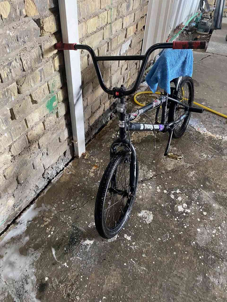 سلام عليكم بايسكل bmx موديل 2020 حجم20 سعر 75 فقل مكان بغداد دوره رقم ***********
