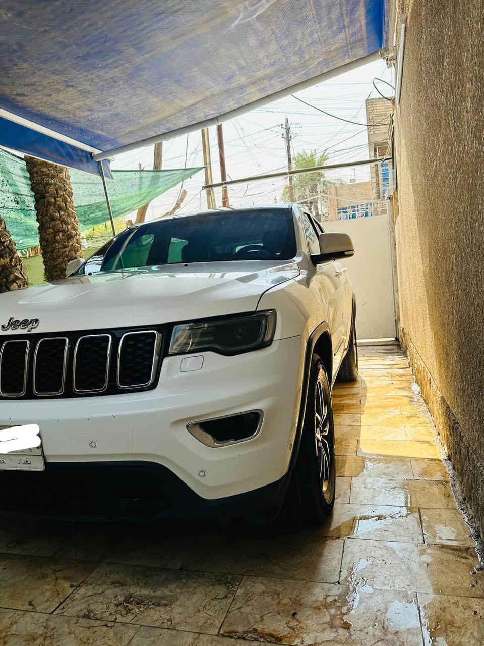 جيب 2021 لاريدو خليجي
السياره باسمي 
ماشيه 108 كيلو 
المحرك: 3.6L V6 
الكير: اوتوماتيك 8 
مقاعد جلد كهربائية 
نظام صوتي Uconnect مع CarPlay-
تحكم ستيرن كامل 
لايت زنون 
حساسات خلفية + كاميرا وقوف ذاتي 
مرايا كهرباء 
سقف ابيض بسكك جانبية
نظام مانع انزلاق + ثبات الكتروني
ايرباكات امامية وجانبية
نظام مراقبة ضغط الاطارات
 بصمة تشغيل
السياره بيها بارد بداية جاملغ ايمن وشي قليل من المثلث مال بنيد 
مكفوله من الصبغ
السعر 21400 دولار رقم صاحب السيارة ‭***********‬
