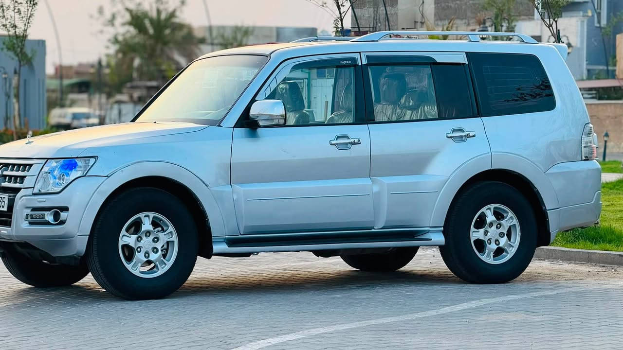 سلام عليكم باجيرو 2008 وارد خليجي رقم الدولي بصره بسمي شخصيا سنويه جديده 2031 مكينه 6 سلندر 3800 المرغوبه 
سياره مكفوله من كلشي فقط جاملغ امامي صبغ بدون ضربه فول مواصفات داخل عسلي تحكم ستيرن جهتين شاشه كامره 7 راكب 3 قطع تبريد ثلج مكينه وكير خير من الله حداده تخم تاير كله جاهزه سياره جديده وع أيدي عنواني البصره الطويسه السعر 108 
الاستفسار ***********
