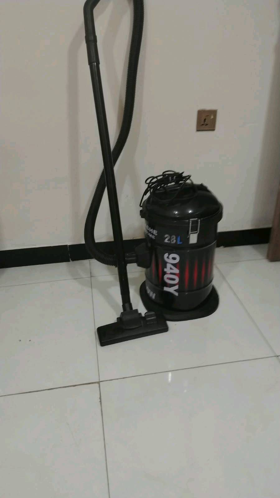 مكنسه كهربائي للبيع سعرها ب 100 العنوان صليخ الستميه