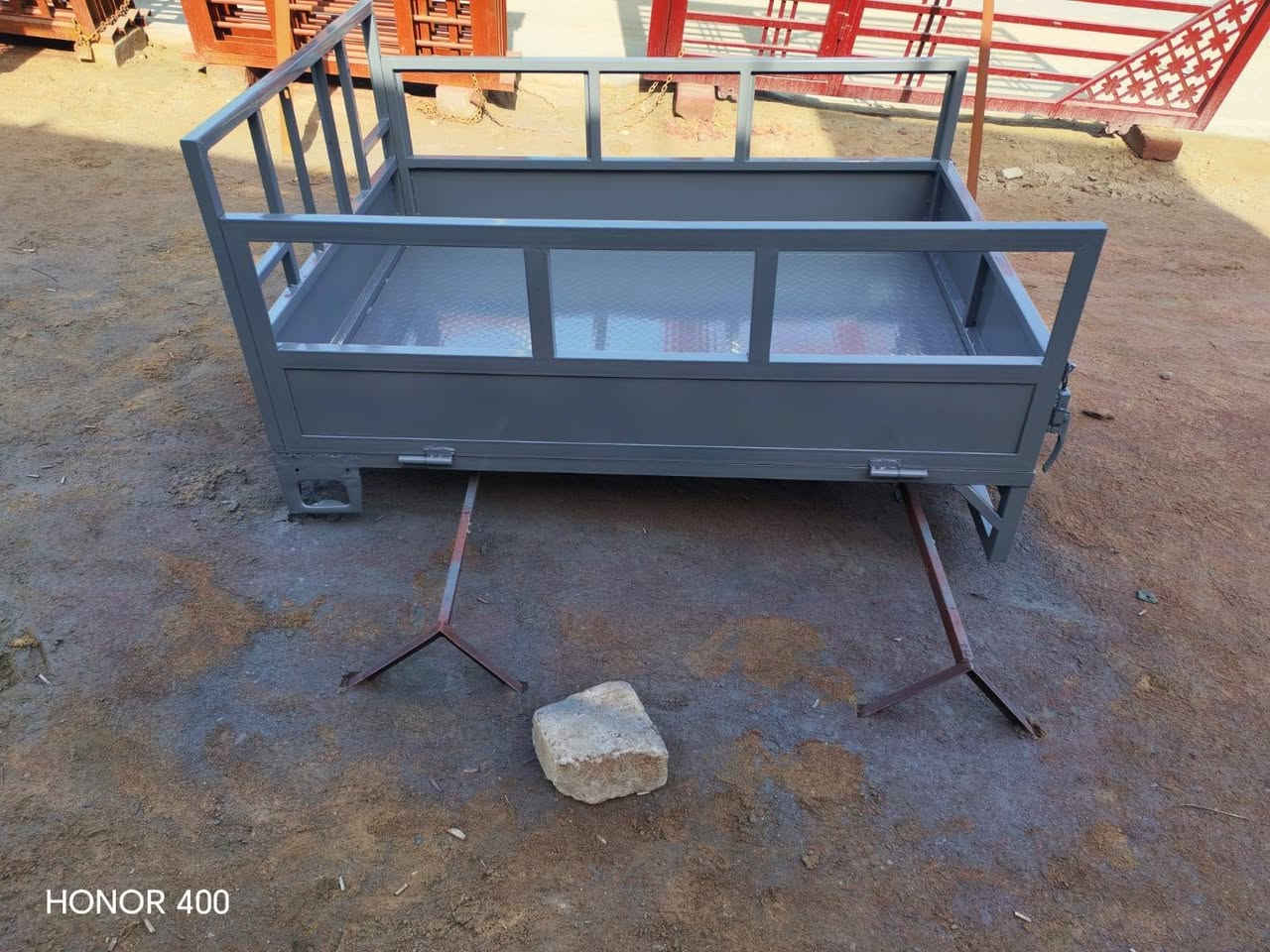 عمل وسكرة جميع انواع بديات الستوته مثل ما موضح بالصور حديد ثقيل صبغ درجه اولى اساس ولون حسب الطلب العنوان الهوير قرب بانزين خانه حجي جبار الاهليه ه‍ ***********

