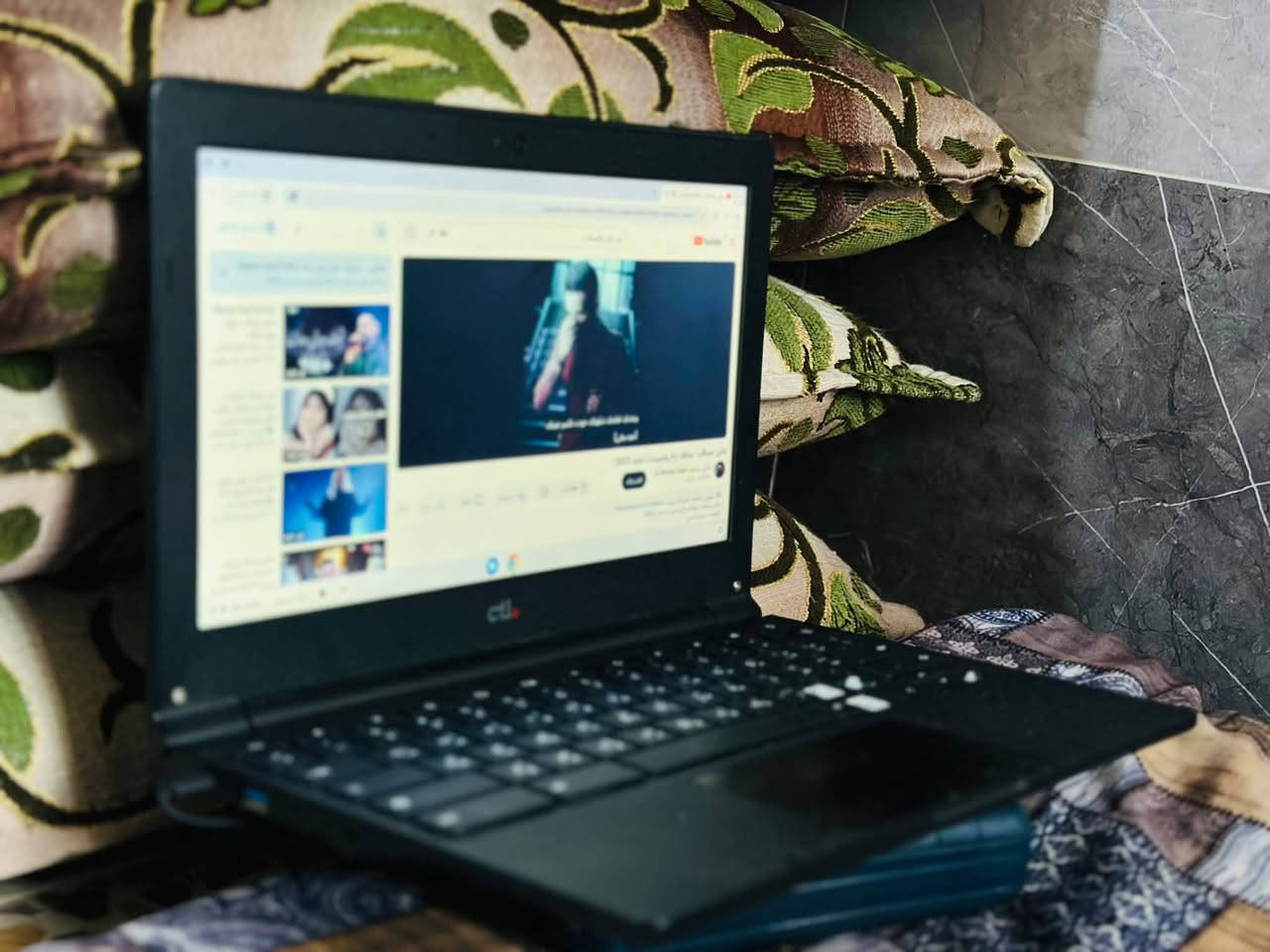 لابتوب من نوع كروم بوك شعار شركه(CTL) حجم وسط جهاز يصلح لدراسه بطريته تقارم نهارين  بشحن شحنه تايبسي  ذاكرته 2 ونضاف رام خارجي صوته يجنن دمام وعالي واضح كلشي يصير بيها حتى بوبجي وسعر مناسب كلش 40 الف وبيها شويا مجال واذا مراوس نراوس خاص او تصل ***********

