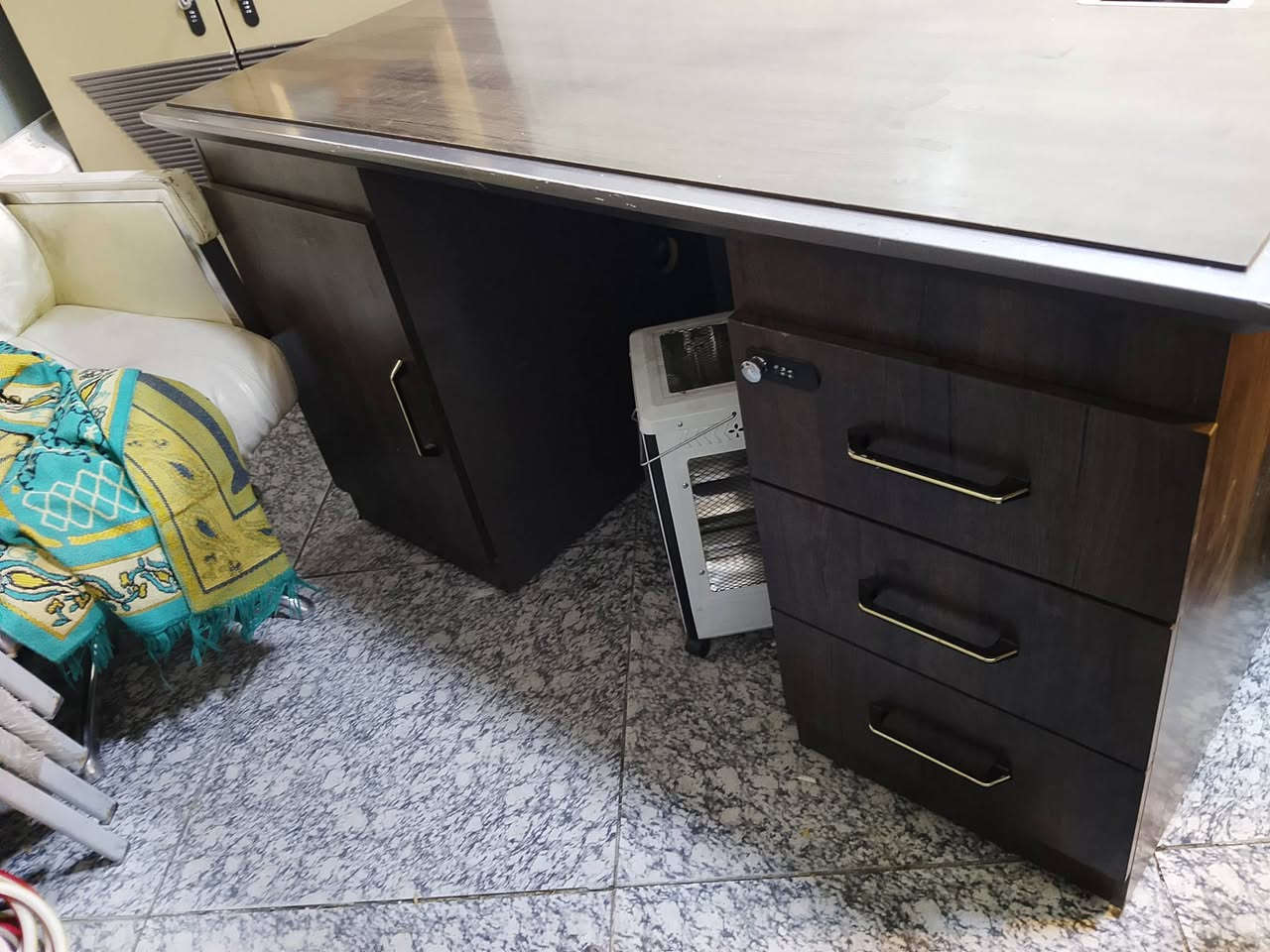 السلام عليكم
تخم للبيع  السعر 200 جلد مكتبي كلش حلو 
ميز نظيف جدا ٣ مجارير وخانه  جدا جداد ولا شخط بي
بوفيه مكتبيه + ملحق 
عارضات جام خانه عدد 2 مال مبايلات كل وحده بيها اربع رفوف رفوفها موجودات بس محاطهن  سعر الوحده 175
كرسي جلد سعر 60 
للستفسار ***********
