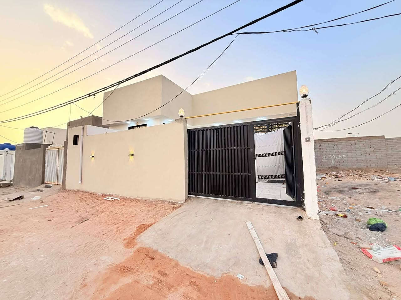 🏡دار للبيع🏡
المساحة: 200 متر
#بسعره مناسب جدا جدا 45 وبي مجال 
 
✅ #طابو_زراعي_سند_25_أقرار_محكمه

#الموقع: النجف شارع كربلاء نجف طريق ياعلي 

 

#مواصفات البناء:   غرفتين نوم / وصاله/  ومطبخ/ واستقبال /  صحيات داخليه وخارجيه 

بناء مرتب (أساس + سقف كونكريت + طابوك)
أرضية بورسلين أبو الـ 60

#الخدمات 
ماء كهرباء مدارس سوق  مولد تبليط بعرض 15 متر 

#للاستفسار والاتصال:
***********
