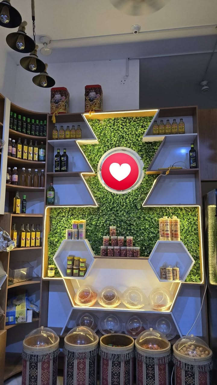 رفوف محل نجاره درجه اولى خشب تركي الثقيل مو الخفيف تجي وتشوف بعينك طول 7 أمتار ونصف وارتفاع 3 أمتار ونصف بسعر مناسب جدا مكاني الشطره  للاستفسار اكثر مراسلة او الاتصال ع الرقم ***********

