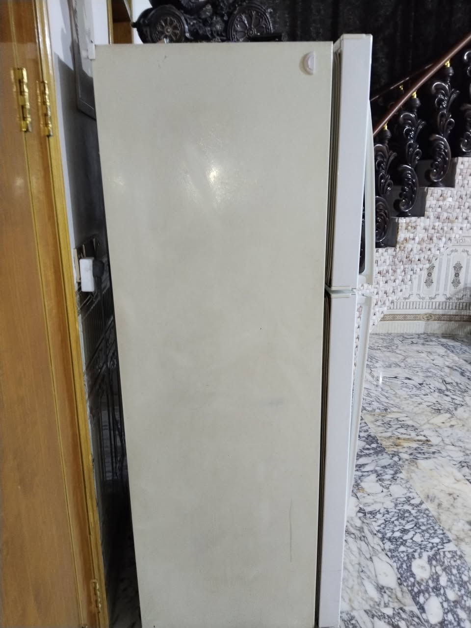 ثلاجة وفريزر مستعملة بحالة تشغيلية ممتازة للبيع
النص:
ثلاجة بابين (فريزر بلاعلى )، بيضاء، بحالة فنية ممتازة.
الثلاجة واسعة من الداخل، الأرفف والأدراج سليمة ونظيفة. تتميز بوجود قوالب ثلج يدوية سهلة الاستخدام وتوزيع تبريد ممتاز.
الشكل الخارجي نظيف مع بعض الآثار الطبيعية للاستخدام (موضحة في الصور).
البيع على الفحص (التبريد شغال 100%).
السعر المطلـوب: [450]
للتواصل: [خاص أو عبر الرقم التالي ***********]
المعاينة في حي [القضاة خلف الدفاع المدني لحي السلام]
