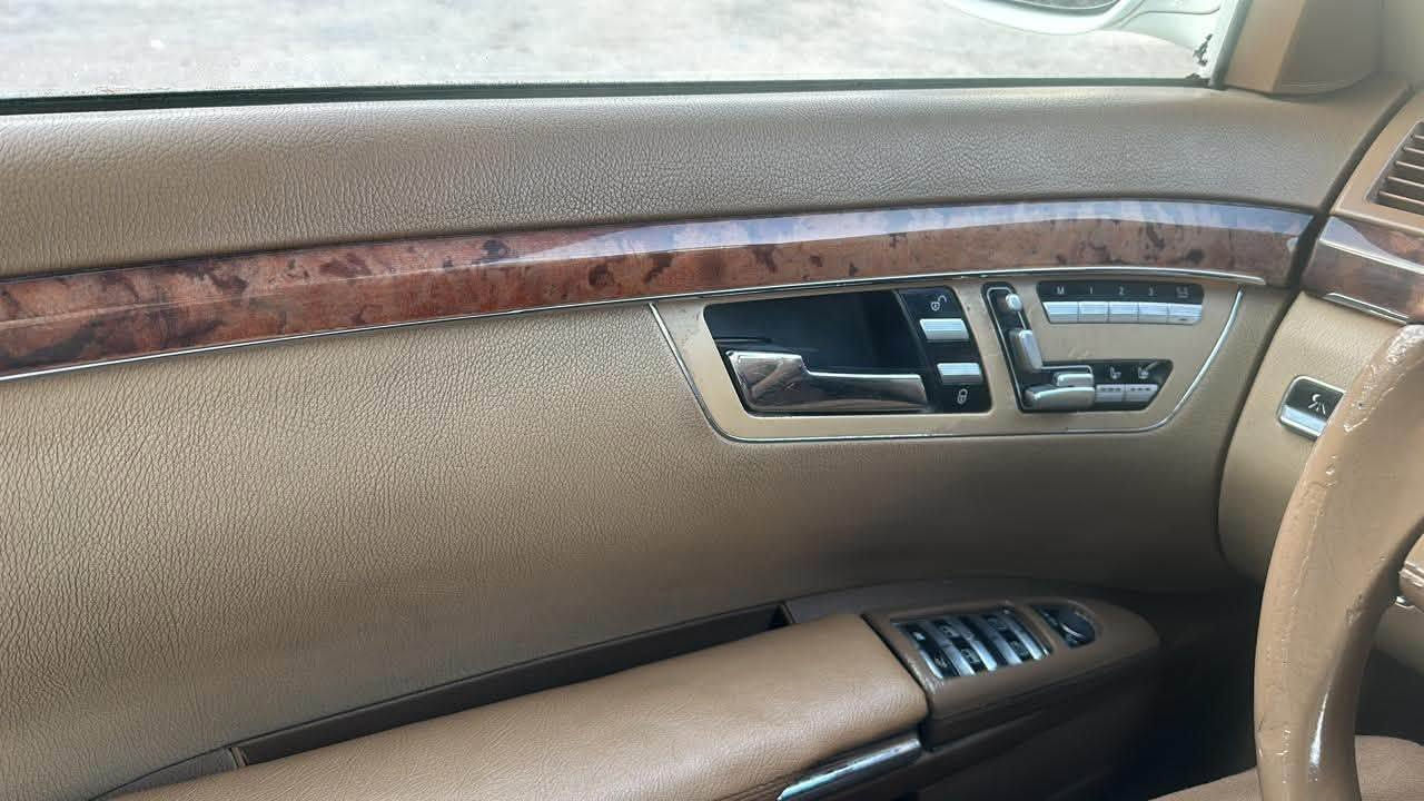 السلام عليكم للبيع مكلف بل نشر 2008
🚘 مرسيدس S550 V8 — رقم مميز بصرة

السيارة قبل حوالي 10 أيام تم تبديل الحدايد كاملة، والبطارية جديدة. كذلك تم تركيب عدسات جديدة اليوم.

المواصفات والتجهيزات:
• محرك V8
• فتحة سقف
• سقف بانوراما
• كاميرا خلفية
• مرايا جانبية كهربائية
• تسخين وتبريد المقاعد
• تحكم بالمقاعد
• تحكم على المنحدرات
• بصمة
• لوحة قيادة رقمية
• إضاءة محيطية
• إضاءة ترحيب
• ستائر خلفية
• 12 وسادة هوائية
• 8 وسائد هوائية
• تحكم تلقائي بدرجة الحرارة
• مثبت سرعة تكيفي
• إغلاق الأبواب الناعم
• رؤية ليلية
• مثبت سرعة تكيفي
• مصابيح زينون أمامية
• مصابيح أمامية LED

📌 توجد صور الحادث الأمريكي.
📌 السيارة تبديل دهنها أصلي بالكامل،
� السيارة تُباع على حالتها،

السعر 150ورقه سيارة تجي تكلبها وتقتنع بيها 

للاستفسار ***********
