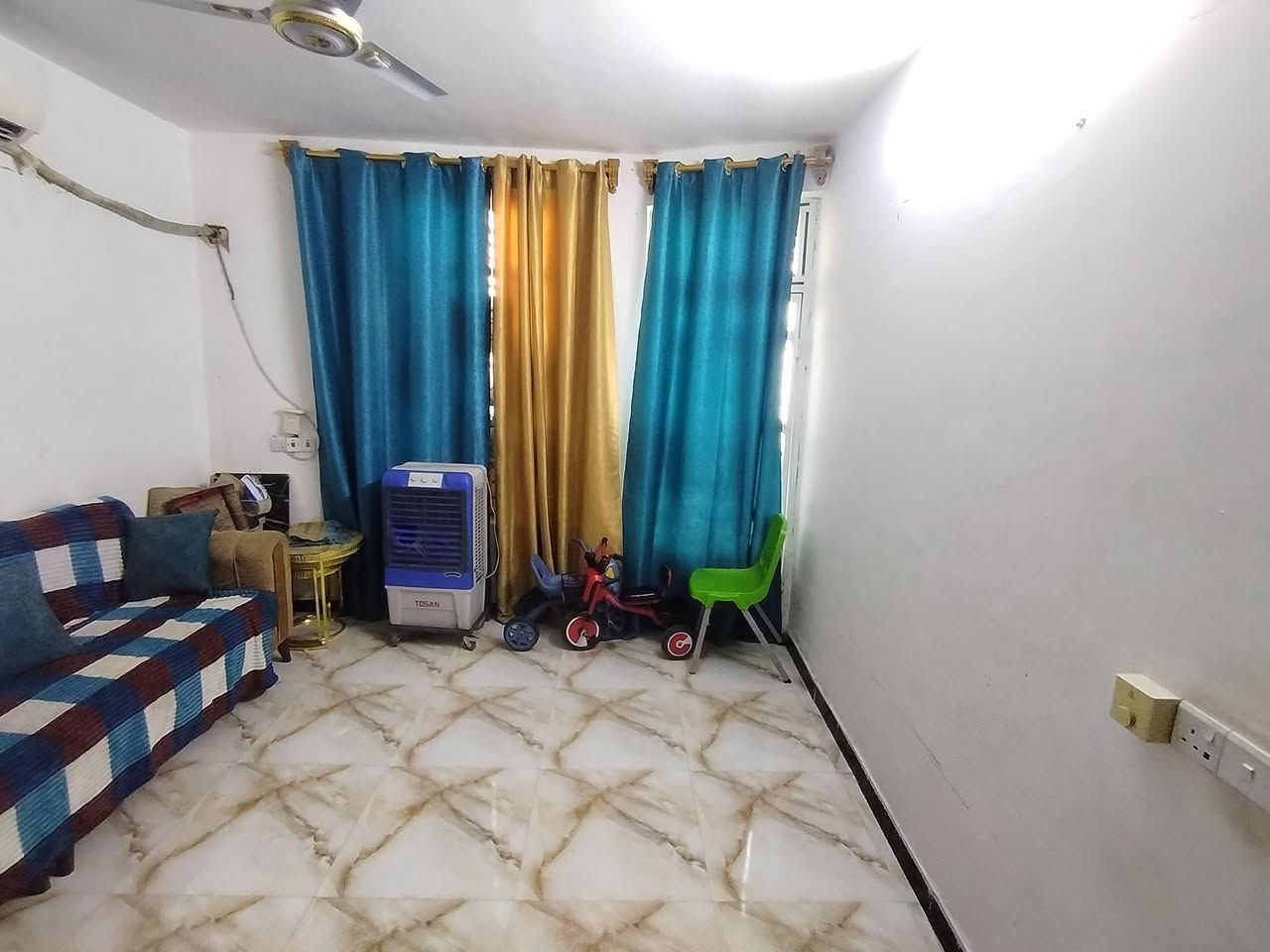 السلام عليكم بيت للبيع بحي العسكري قرب روضه قطر الندى مساحه 100 م يتكون البيت من مدخلين مدخل على الاستقبال ومدخل على البيت وطارمه وحيات خارجيه وداخليه واستقبال وصاله صغيره وغرفه نوم ومطبخ السعر 75 وبي مجال الاتصال على الرقم ***********
