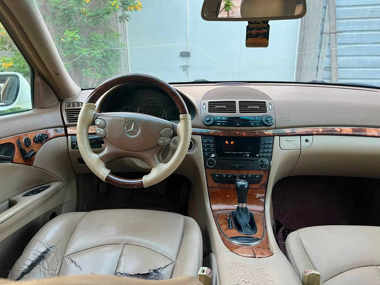 مارسيدس 2008 
E280 
مواصفات كامله ومواصفات المارسدس معروفه 
مصبوغه حزام جماليه 
حادثه قطعه وحده 
مكان السياره حله 
***********
