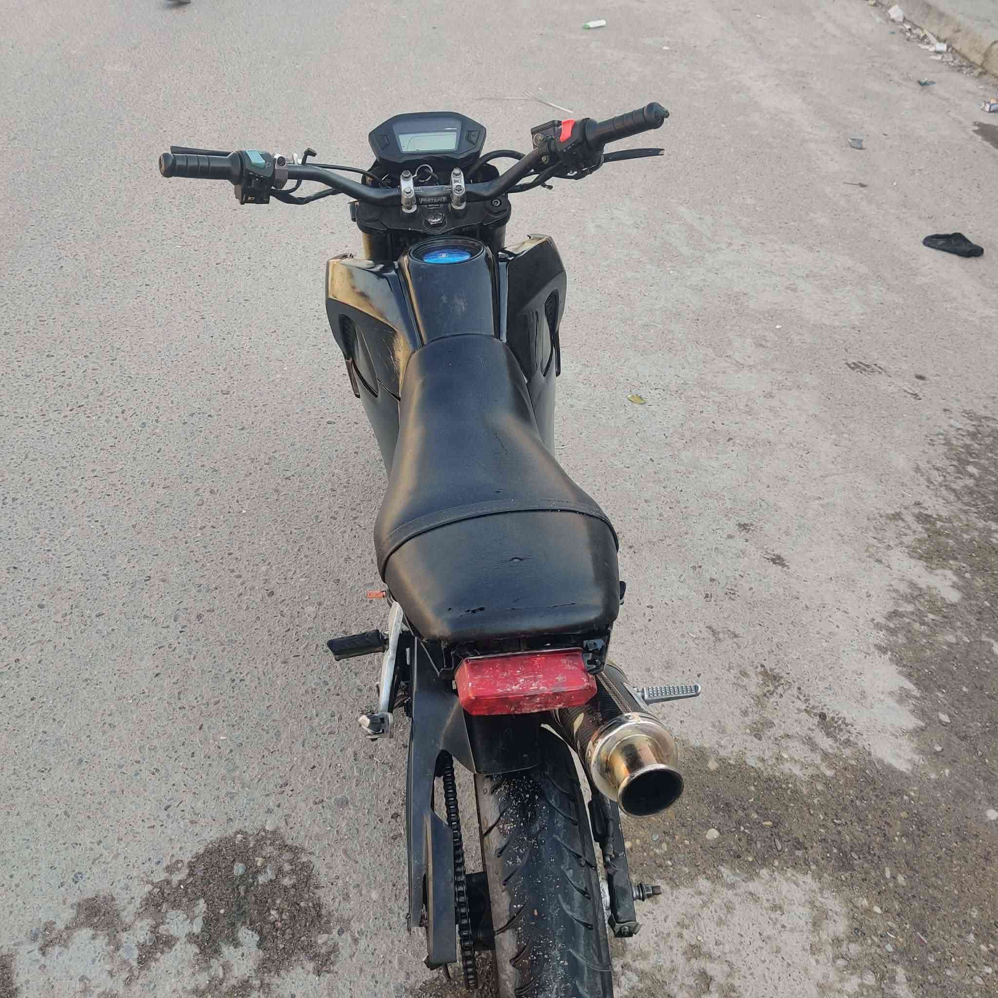 سلام عليكم دراجة هونده كروم للبيع مكينه 120cc موديل 2018 دراجة كاملة من المكينه والضفيره بس بيه نقص تطواله فچ خلفي وصالنصه رياضي كاربوم فايبر سعر دراجة 850 وبيه مجال عنوان بغداد شعب قرب فاكه صباح لخياط رقم ***********
