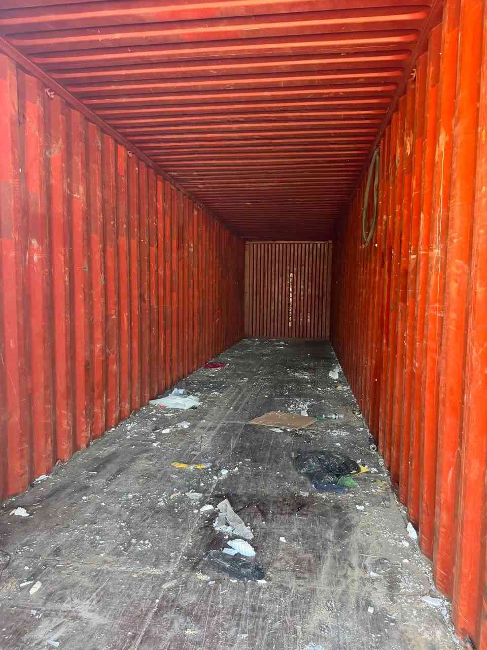 حاويات 12 متر للبيع سعر الوحده 23 ورقه نضيفات من الداخل ومن الخارج اخت الجديده ارتفاع 290 مكاني بغداد الشعب سريع القناة *********** واتساب
