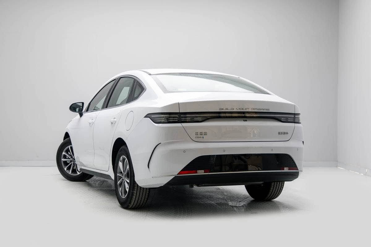 Byd 2025 
***********

شاشة ايباد. دةسوريت.
بريك بةسمة
اوتو هولد
سوكان تقل 
كشن جلد
تبريت مركزي 
سيستمي كليلي زيرك
بةسمة. كارت و سويج 
تراكشن
ديلةمو گةورة. 
مكينة مرغوب 
ناو كريمي
٣مودي ليخورين
سيستمي قطع كردني كارةبا لة كاتي شةحن كردنةوة
سبوغ تةنك 
رقم اربيل
هةموو شتيكي لةسةر دقي شركة أربيل, العراق
