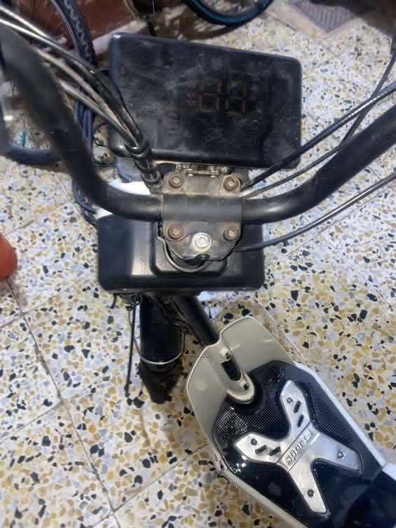 دراجه كهربائية بطاريات جديدة ملف نضيف عقل جديد الماطور نضيف و بس السكريته عاطله السعر 250 وبي مجال قليل الرقم+ واتساب ***********
