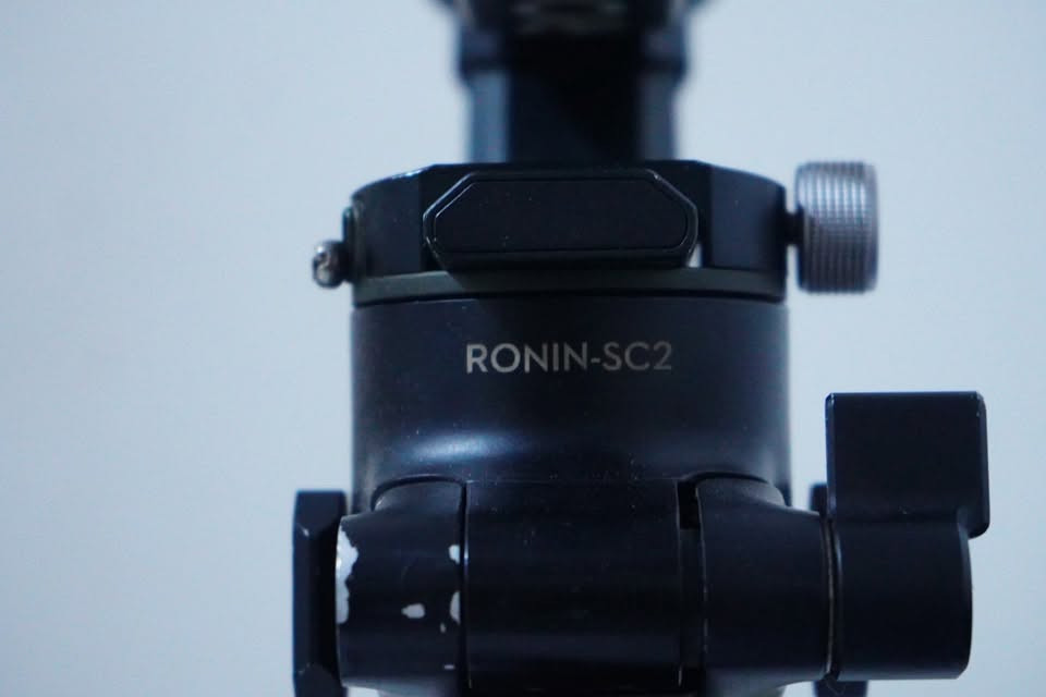 البودي (Camera Body): سوني Sony a6400 (ماشي شتر15k ونظافته 98%).
2. العدسة (Lens): سوني زووم Sony 28-70mm f/3.5-5.6 OSS.
3. مانع الاهتزاز (Gimbal): رونين DJI RSC 2 بكامل ملحقاته وكارتونه.
4. الذاكرة (Storage): رام SanDisk 64GB سريع ومخصص لتصوير الـ 4K.
5. معدات الصوت (Audio): نك مايك (مايك ياقة سلكي) من شركة BOYA المعروفة.
6. الحقائب (Bags): جنطة خاصة بالكاميرا + جنطة خاصة بالرونين.
7. صيانة وتنظيف: عدة تنظيف كاملة من شركة Canon

سعر مليون ونص 
***********
ديالى

نص مكتوب في الصور:
- 6:13 Messenger 2 من 7
- 6:13 Messenger 1 من 7