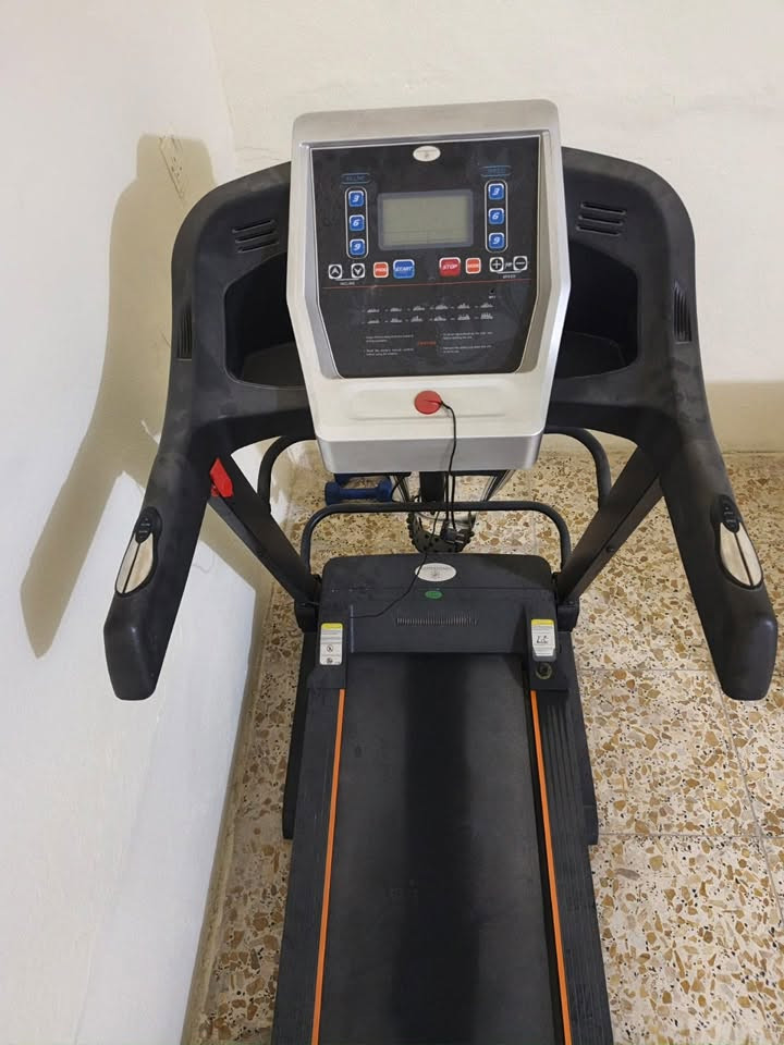 جهاز جري رياضي نضيف جدآآ استخدام قليل . مواصفاته :
ميل كهربائي (Incline) مع أزرار سريعة: 

برامج تدريب P1 إلى P12.
شاشة تعرض عادةً السرعة، الوقت، المسافة والسعرات، وقد تعرض النبض.
حساسات نبض بالمقابض.
مفتاح أمان للطوارئ.
مدخل MP3.
محرك كهربائي مع سير مشي عريض نسبيًا.
ملحقات إضافية ظاهرة بالصورة: جهاز مساج/تمارين ومقبض مقاومة وأوزان صغيرة.
السعر : ٩٥٠ الف 
المكان : حله مركز 
***********
