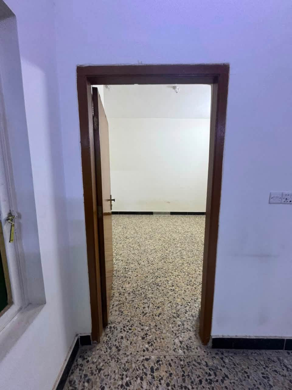 شقة للايجار في البصرة حي المهندسين المربع الذهبي ، في الطابق الاول ، مساحتها ٨٩ م بيها غرفة وصالة ومطبخ وحمام 
سعر الايجار ٤٥٠ الف شاملة اجور ماء وكهرباء 
للتواصل / ***********
