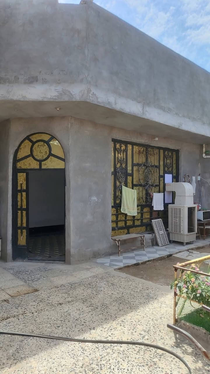 دار للبيع المساحة ٢٠٠ متر البناء طابوق صب مسلح يحتوي على ٢غرف نوم مع صحيات داخلية وخارجية و ٢منور ومطبخ وصالة كبيرة وإستقبال مثل ماموضح في الصور العنوان النهروان الدوانم مقابل صورة السيد الصدر  خلف جامع الصرخية للإستفسار أكثر مراسلة الصفحة او الاتصال على الرقم *********** ..

نص مكتوب في الصور:
- منور