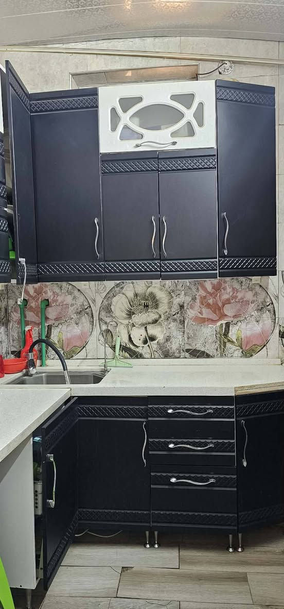 بيت  طابو صرف صب كونكريت 
ركن  ٥٠ متر في  حي ميسان
على ساحه شارع الشريط 
منطقه راقيه جدا 
طابقين 
وياحديقه وكراج 
الطابق الارضي مطبخ مع كاونتر وصاله وصحيات وغرفه 
والطابق الثاني غرفتين وصاله وصحيات والطابق ال٣ مخزن وبي سطحين
ب٨٣ مليون مع مجال بسيط 
***********
