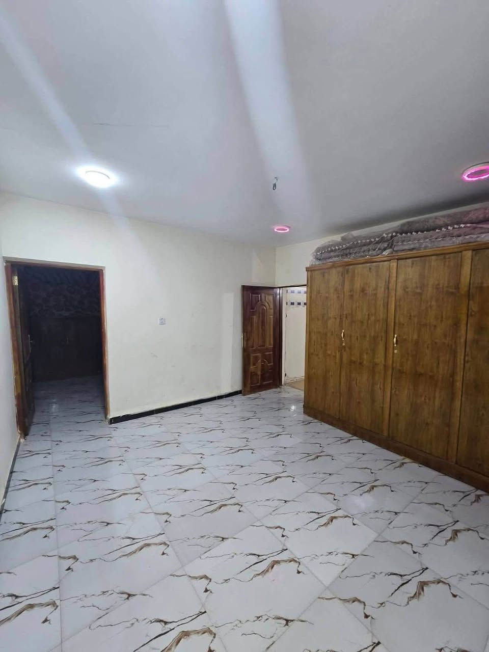 بيت  البيع  زراعي سند 25
العنوان التقيه الثالثه  مقابيل  حسينيه باب 🚪  الحواج                    ساحه التوديع شارع 10

المساحه 200 متر البيت ركن شارع شارع ملعب الخماسي
 مربع 
الواجهه 10
النزال 20 
البيت  طابقين 
غرفتين 
استقبال
صاله 
مطبخ 
مجمعات صحيه طابقين
واتساب  مراجعه مكتب 🏢 العاصمة للعقارات والمقاولات العامه العنوان الديوانية ام الخيل ساحه الاحتفالات قرب البلديه الجديده
