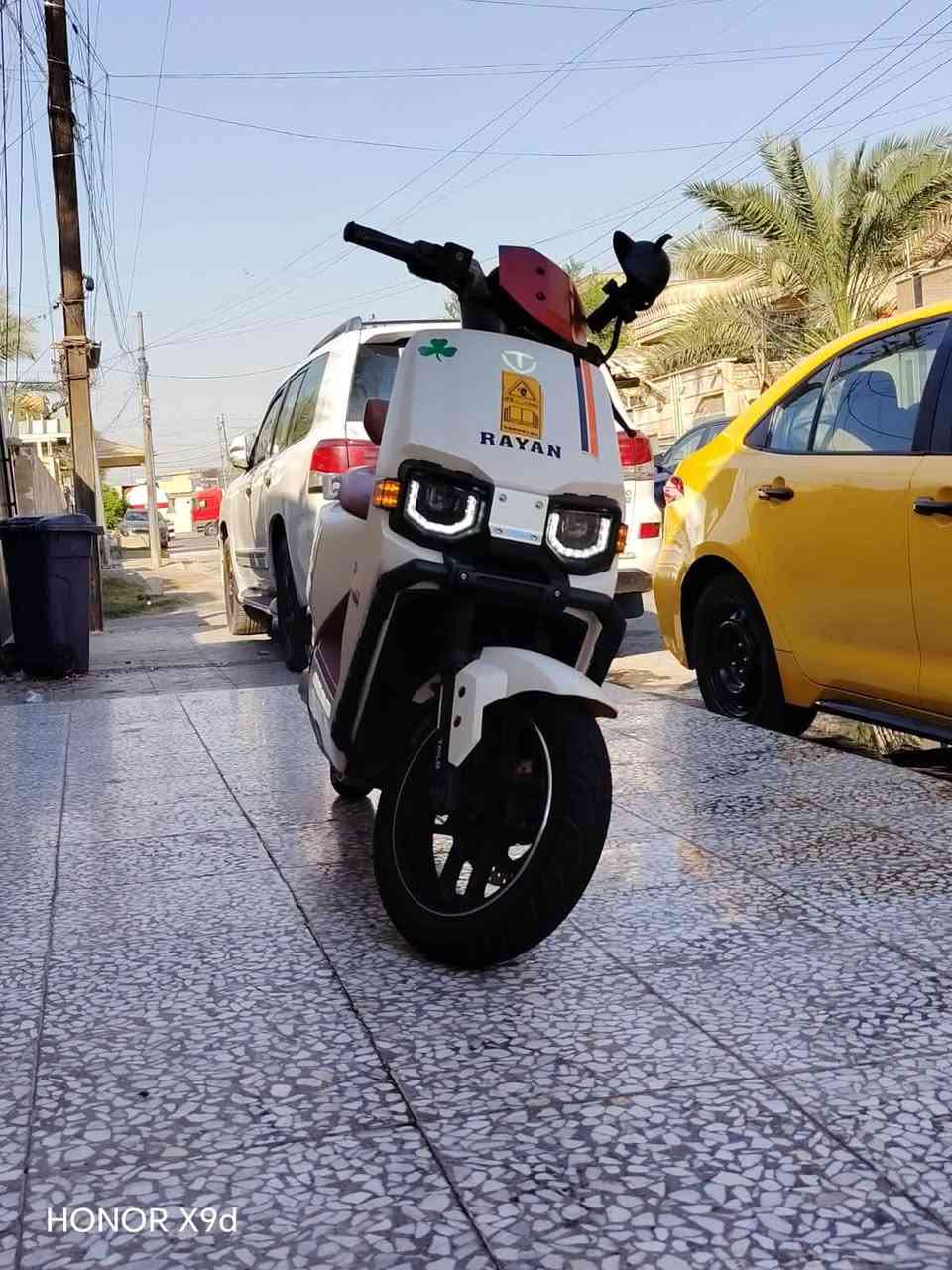 السلام عليكم دراجه شحن ريان مديل 25
نوعيه vip 

البطاريات مكفوله على الفحص والعقل هم 

عدد البطاريات 6 مسطرة تمشك 60الى70 كيلو 

والباقي مواصفاته معرفه 

مكاني بغداد 

سعر 925 
***********

نص مكتوب في الصور:
- HONOR X9d