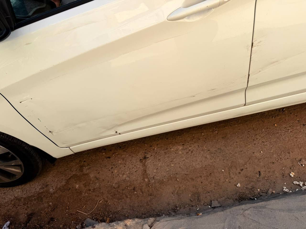 🚗 للبـيع: هيونداي أكسنت 2018 (فول مواصفات - رقم بغداد) 🚗
السلام عليكم، سيارة هيونداي أكسنت موديل 2018 كاملة وجاهزة، ما تحتاج أي مصاريف.اني جانيه من جانت ماشيه 10 الف فقط

​📌 التفاصيل والمواصفات:

​الموديل: 2018 (فول مواصفات).

​المحرك: 1600cc.

​الجير: أوتوماتيك.

​المواصفات: فتحة سقف (سلايد روف متحرك)، إضاءة، دبل ديسكات أمامي وخلفي، ويل كب، تايرات سليمة.

​الممشى: 107,560 كم.

​الرقم: رقم بغداد.

​📌 حالة البدي والصبغ:

​صبغ فقط في الجاملغ الخلفي تحت قبغ البنزين لمسافة (شبر فقط)، وباقي السيارة نظيفة وجاهزة. وضربه خفيفه باب السايق لم يتم تعديله تاركه خدوش تترجع على البارد 

​💰 السعر المطلوب:118 ورقة.

​📍 المكان: بغداد - الكاظمية (الجكوك).

📞 للتواصل والاستفسار: ***********
