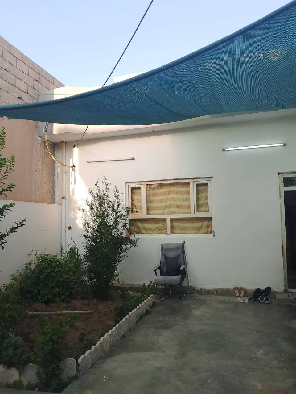 بيت للبيع مساحة 125 متر العنوان حي الشهداء الجديده  يتكون من
استقبال 6×4
  وصاله  6×4
غرفة نوم واحدة 4×4.     ومطبخ  .
 وحمام داخلي 
تواليت خارجي شرقي وغربي 
 وبيتونه 
وبي سطحين  امامي وخلفي .
سيراميك وسقف ثانوي فول 
والسعر 40 وبي مجال
للاتصال ***********
