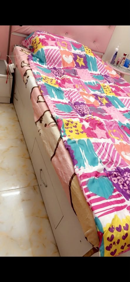 غرفة نفر ونص • بناتية • نضيفة