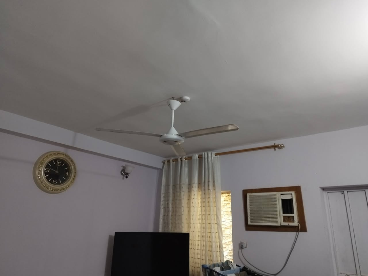 شقه للبيع عمارات سكنيه مدينة الصدر مدفوعه الثمن مقابل المحكمه  طابق وسط اول بلشقق الخضر مساحه ١٥٠ تقريبا ثلاث غرف نوم وصاله كبيره ومطبخ وحمام  وصحيات عدد ٢  استفسار ***********
