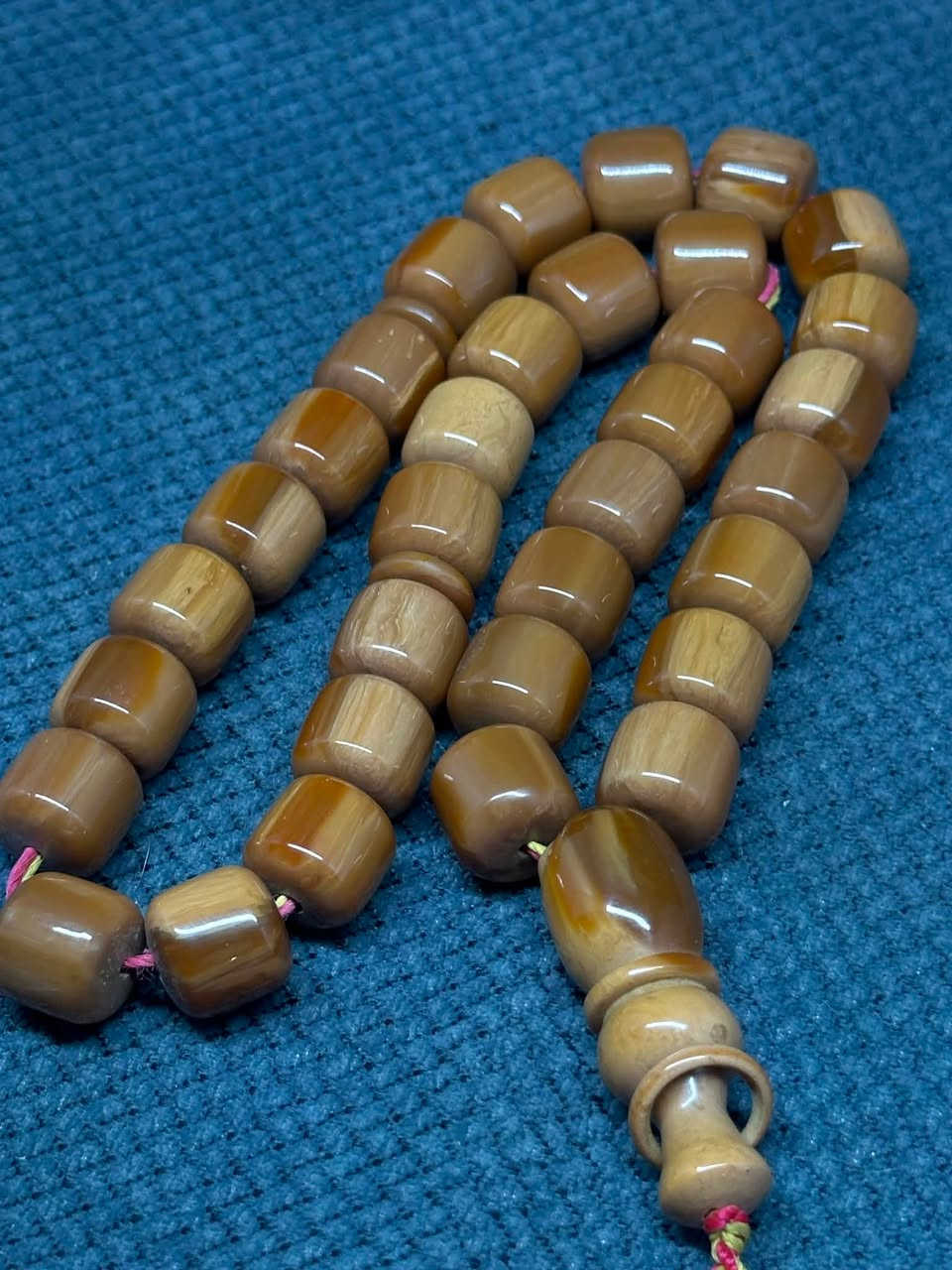 بسم الله الرحمن الرحيم 🖤
مسباح سندلس ألماني من مكتبيات،
✦ 33 حبة
✦ قياس الحبة 13 × 15 ملم
✦ شاهد شفرة ونفرة وجه بوم
✦ جراخات حلبية يدوية بالكامل
قطعة تجمع بين قِدم الخامة، جمال الجراخة، وفخامة الحضور. 🖤
📩 للحجز والاستفسار: خاص
📱 واتساب: ***********
