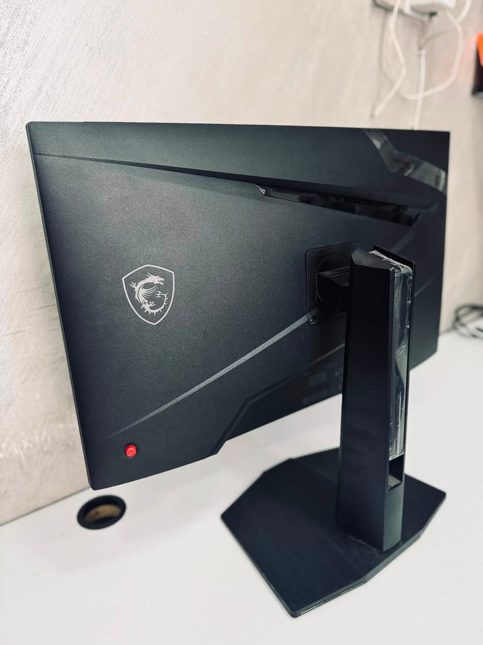 شاشة MSI G274QPF E2
27inch 
2560x1440p (2K)
Rapid IPS
180hz
1ms
مستعمله نظافة جيدة بدون كارتونه "اكرر بدون كارتونه" وبيها شخطه بالبنل مثل ما موضح بالصورة من تشتغل مو كلش تبين 
السعر: 200 الف وبيها مجال 
المكان: كرادة او مشتل متوفر توصيل داخل بغداد حصراً 
***********
