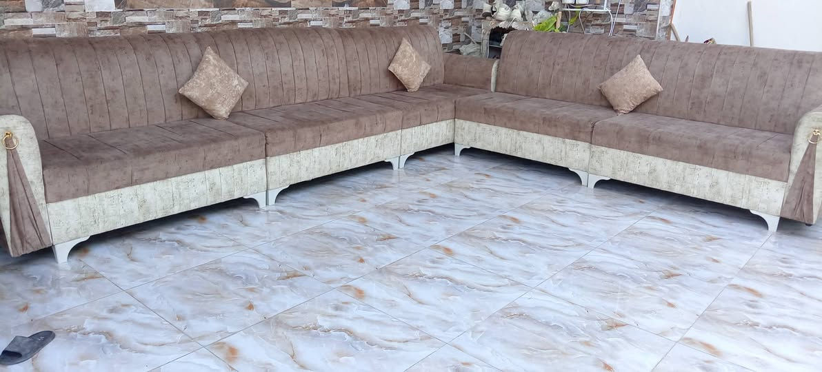 ديوان للبيع مستعجل سعره مناسب جداً للتواصل الرقم بي واتساب ***********
