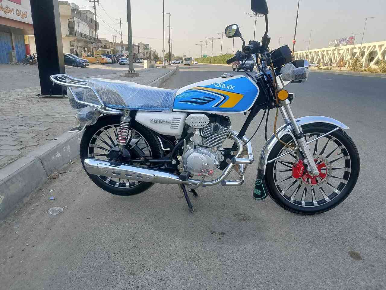 السلام عليكم 👋🏻🩵 لحلال للبيع 
🔥  موطور سولنك 2025 🔥شرط زيرو قبل شهر نزلت 
✅ الموطور نظيف جدًا بنسبة 95% ✅ المحرك 200cc شرط، ما مفتوح أبدًا ✅ تبديل دهن منتظم كل أسبوعين ✅ منفيس موجود ✨.
🔧 فقط يحتاج اشارة ، والباقي كله شرط وجاهز 👌🏻
📍 الموقع: بعقوبه حي لمعلمين قرب لمجسر 
💰 السعر المطلوب:750 ، وبـيه مجال  للشراي 🩵✨
📩 الخاص مفتوح للاستفسار،
تريد تخابرني هم يرهم: 📞 ***********

