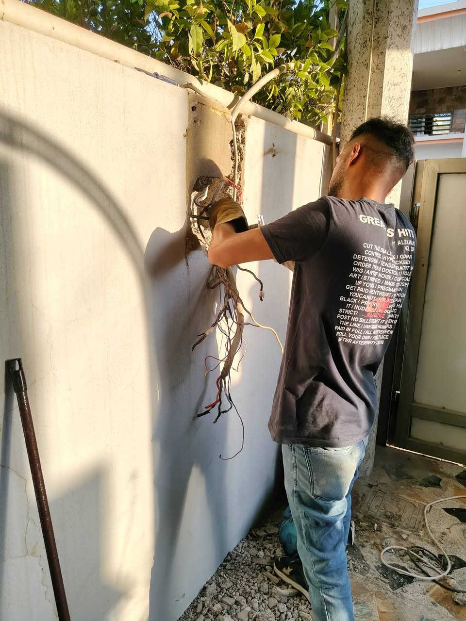 السلام وعليكم كهربائي متجول ترتيب بوردات تاسيس بيوت محلات كله شقل حديث سحب وطني من ال
