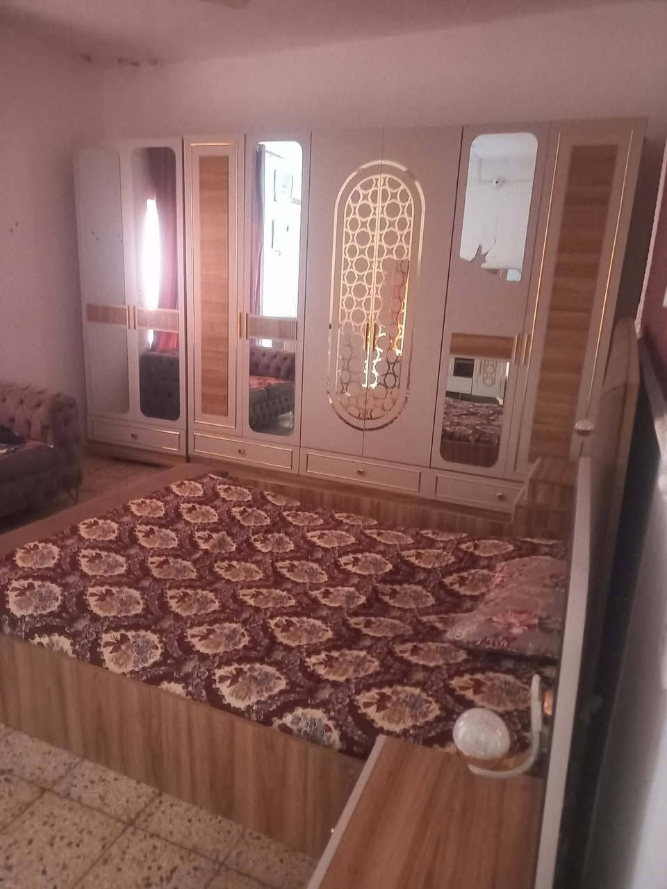 غرفة نوم تركيه وزن ثقيل ودرجه اولى ماخذيها بمليونين ونظيفه كلش ، نريدها ب٨٠٠ وبيها مجال 
***********
