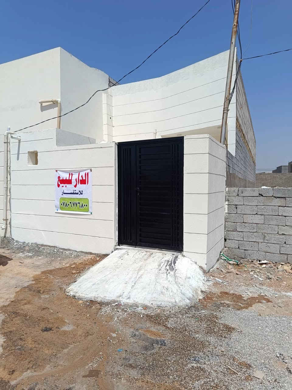 بيت مساحته 120 متر بحي الجامعه شارع المركز بناء جديد كامل الخدمات ماء كهرباء تبليط بي غرفه وصاله وبراني ومطبخ وصحيات عدد 2 للاستفسار الاتصال ***********
