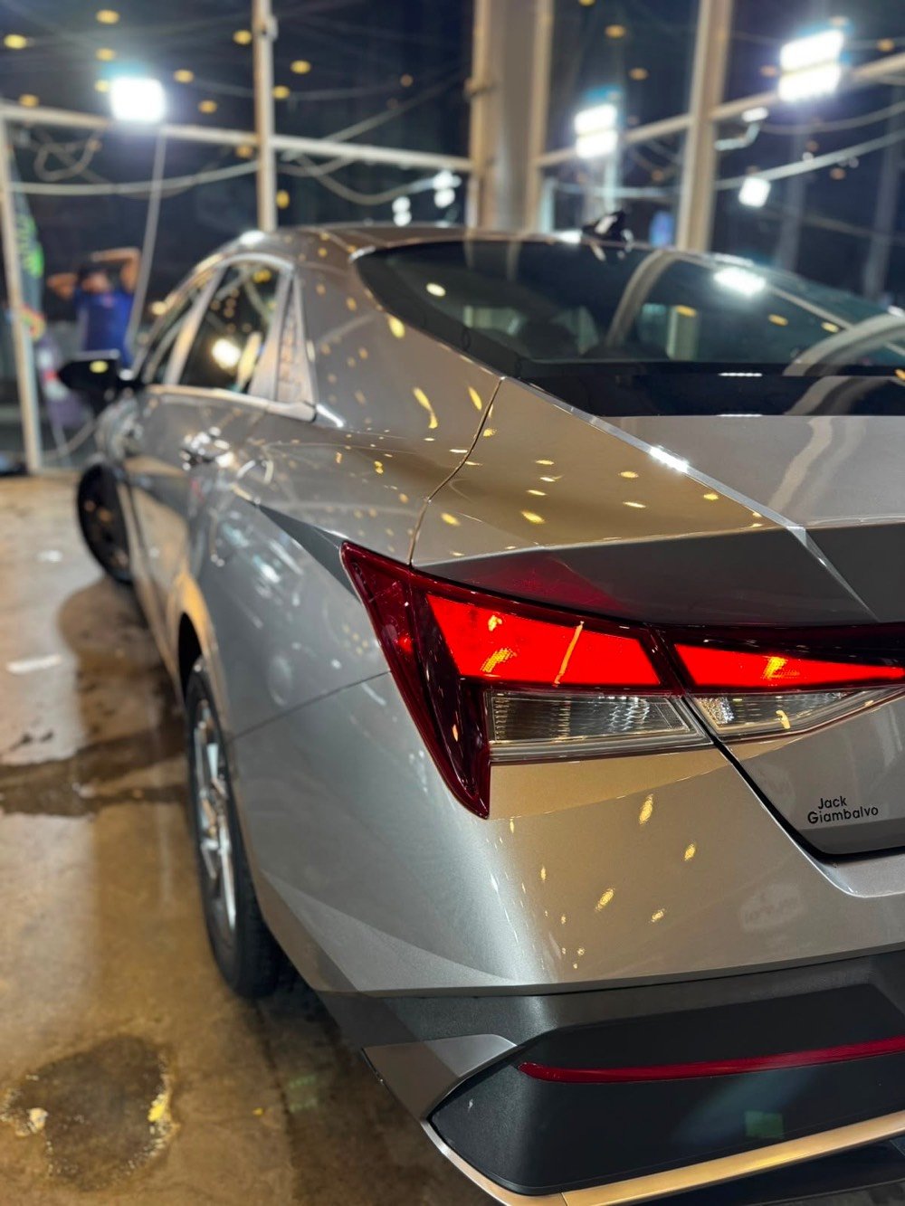 السلام عليكم 🌹مرقمه كامله بيها رقم 

2024 HYUNDAI ELANTRA SEL 🇺🇸

🛣️ الماشية: 13 ألف ميل

المواصفات:
✅ محرك 2.0 لتر (4 سلندر)
✅ جير أوتوماتيك
✅ تشغيل بصمة
✅ دخول ذكي
✅ شاشة كبيرة
✅ Apple CarPlay & Android Auto
✅ كامرة خلفية
✅ حساسات خلفية
✅ مثبت سرعة
✅ تحكم كامل بالستيرن
✅ رادار أمامي
✅ نظام الحفاظ على المسار
✅ تحذير النقطة العمياء
✅ تحذير حركة المرور الخلفية
✅ إضاءة LED
✅ جنوط ألمنيوم
✅ مرايا كهربائية
✅ بلوتوث وUSB

✔️ بدون شاصي
✔️ بدون لغد

✔️ الإيرباكات، الستيرن، الدشبول، والطاكات 

الحادث بأمريكا: جاملغ باردوبنيد نفسه معدل على كد شبر كلير فقط.

ملاحظة: بها طخة خفيفة من دراجة داخل العراق، كما موضحة بالصور، ولم يتم تصليحها.

📍 بغداد – اليرموك

📞 ***********
