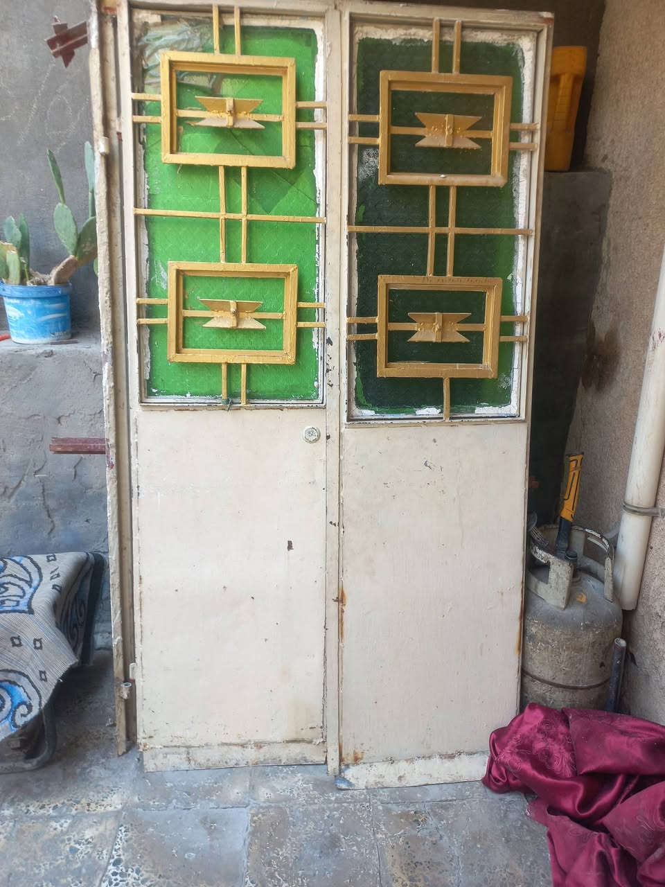 السلام عليكم بيبان للبيع فول نضافه مكان(المعامل/العماري) عرض الكبير ٣ أمتار ونص وارتفاع مترين والثاني إرتفاع مترين وعرض متر مال صاله 
***********
