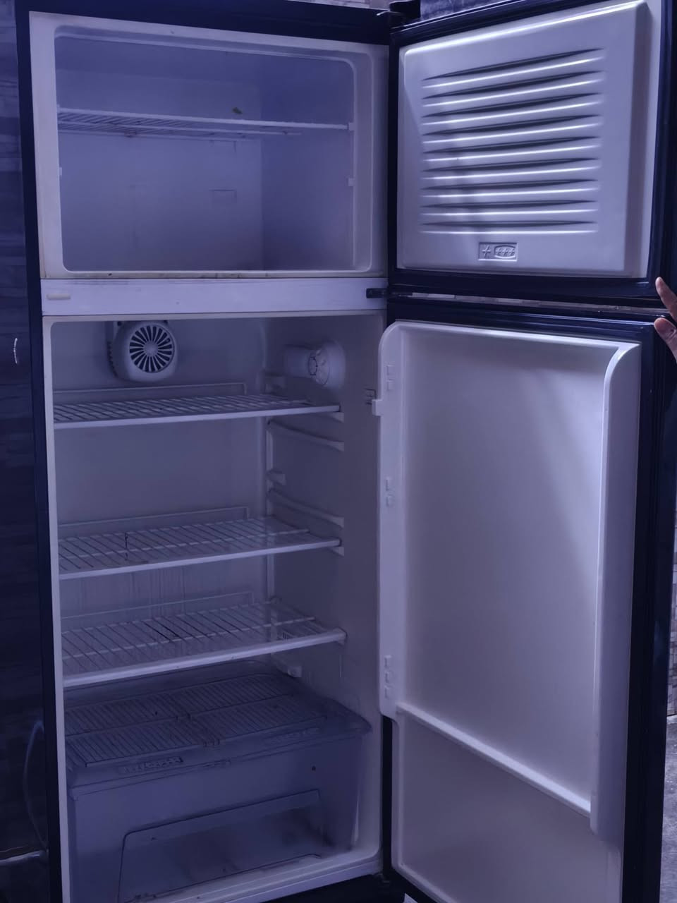 ثلاجه للبيع بدون عيب بس يحتاج غاز
نضيف فوول سعر 170 مجال قليل 
عنوان كركوك بنجاعلي 
*********** بس واتساب
