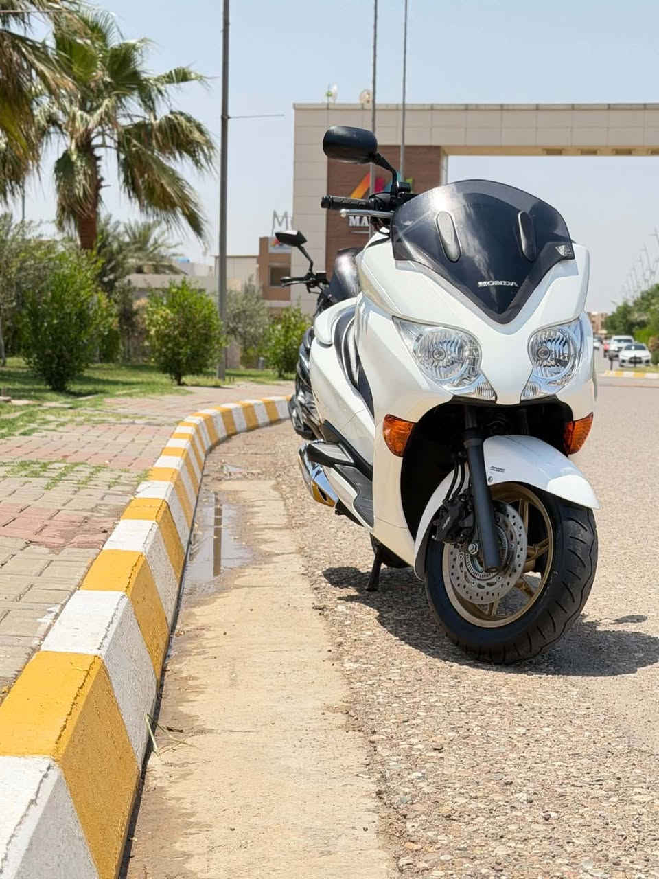 010 رمبه بعدها لوك شركه كل غراضها مكفوله ماشيه قريب ال 8000 شرط كلها بلاد لون أبيض صدفي مكاني كركوك سعر خاص 
*********** 
***********
