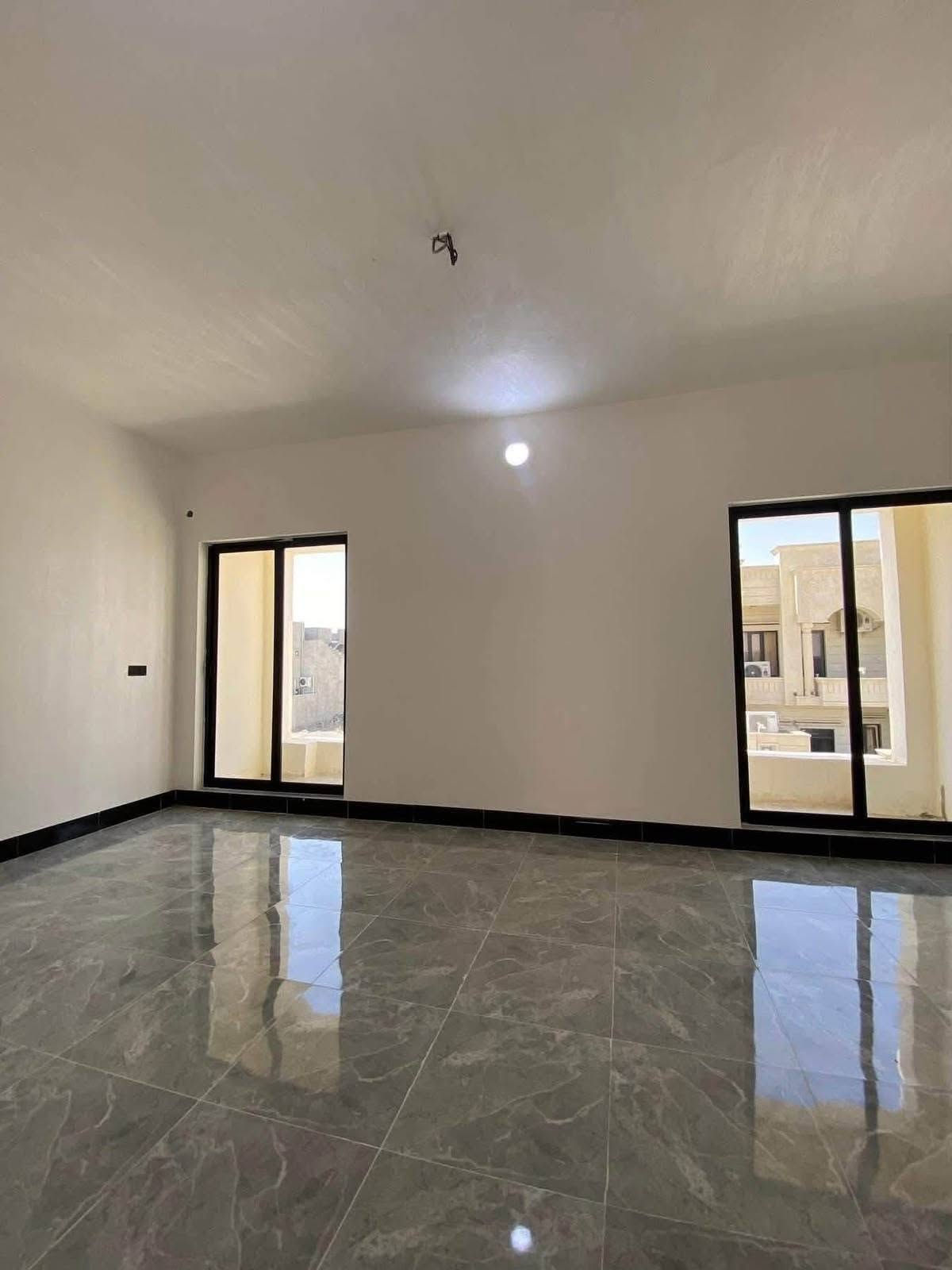السلام عليكم
دار للبيع في تكريت الديوم🏠

مساحته الكليه 100متر مربع في حي التصنيع📍 

الوجه 7م النزال 15م 

موقعه جداً راقي و مميز☑️ 

بصف الركن السعر مناسب 

بالنسبه لموقع الدار💰 

غرف نوم ثلاثه واستقبال 

وصاله واسعه ومطبخ🚰 

مجموعه 3 صحيه الدار 

شغل جناي درجه أولى✍🏾

السعر / 85 وبيها مجال 

للأستفسار ***********

