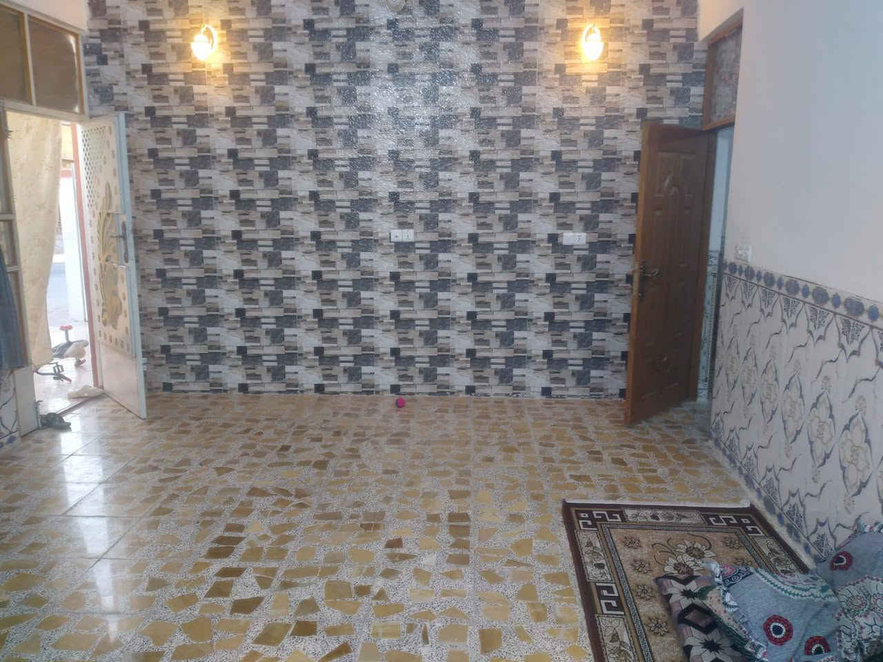بيت للبيع 
المساحه  150م 
واجهه10م نزال 15م 
طابق واحد   يتكون  من 
2غرفه نوم +مطبخ حار بارد + حولي + استقبال +حمامات داخلي وخارجي   +بيتون كبيره  
البيت مرتب  كلش  موقعه  بدران مقابل دائره المرور  
 شارع الحلابصه  
مكتب وليد السامرائي 

لتواصل ***********
