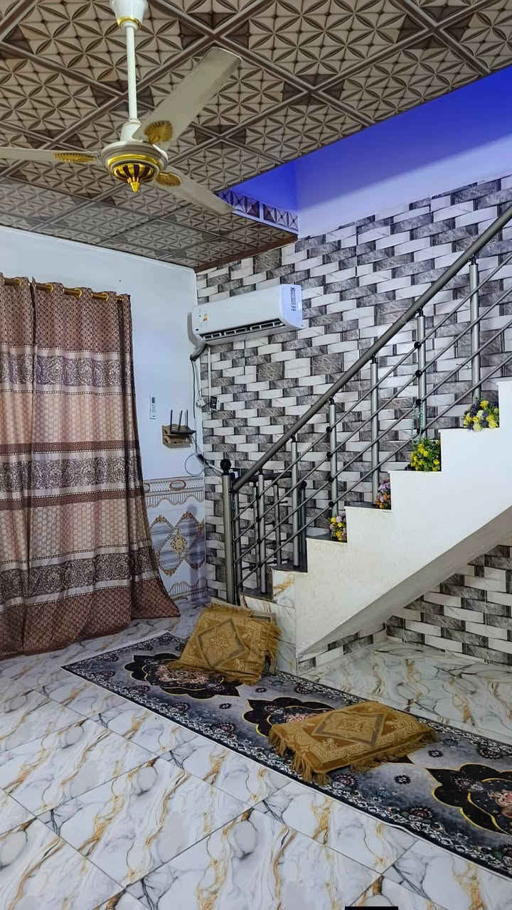 سلام عليكم 100 متر للبيع سعر 35 بناء بلوك وعكاده يحتوي على غرفه نوم او صاله وستقبال العنوان نجف شارع المطار بشارع علكم بشارع حاتم الخير نهايت المقرنص شويه لكدام ***********
