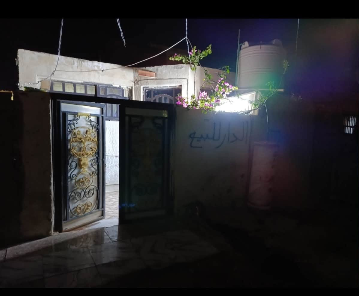 للبيع بيت 100متر زراعي سند 25 معامله التطويب كامله  شارع معمل الغاز يبعد عن الشارع العام 200متر بناء جديد طابوك والسكف عكاده يحتوي ع غرفه نوم  ومطبخ واستقبال وحمام داخلي وخارجي  خط مولد وكهرباء البيت جاهز للسكن البيت ينباع بدون اثاث سعر الاثاث يتقيم وحده
السعر 25وبيه مجال للاستفسار مراسله الصفحه او الاتصال ع 
***********
