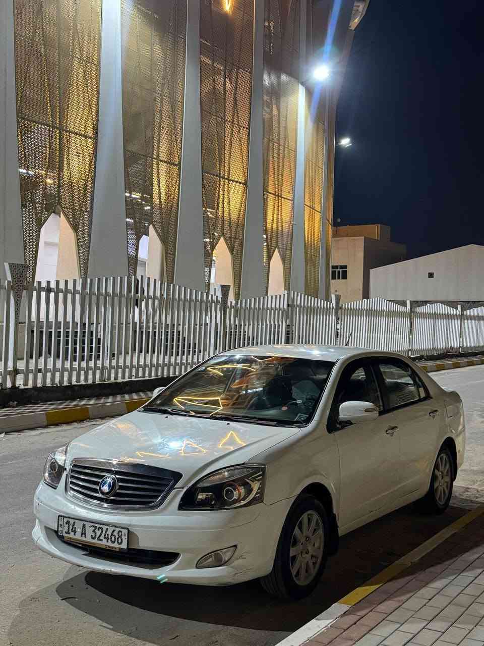 جيلي موبل 2013 رقم انكليزي بصره،، گير عادي محرك بلادي،، گير ومحرك كفاله تخم تايرات جدد،تبريد شغال وي السويج ثلج،كهربائيات شغاله كلها،ضفيرتها ماملعوب بيها سياره مال بيت، حداديه نص عمر، غرفه نضيفه، الگشر نضافته گدامك سياره ب أسمي ثاني يوم أداورلك 
السعر 50وبيها مجال بسيط مكاني ناصرية
رقمي***********
